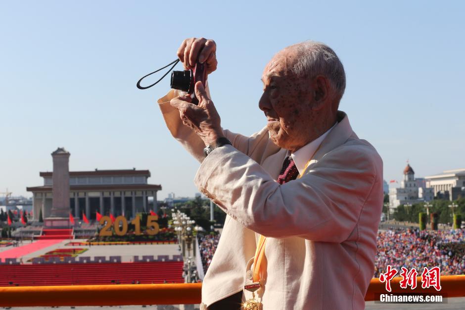 日本籍老八路观看抗战阅兵式