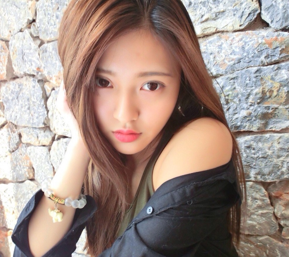 张稀哲女友练瑜伽健身一字马显魔鬼身材