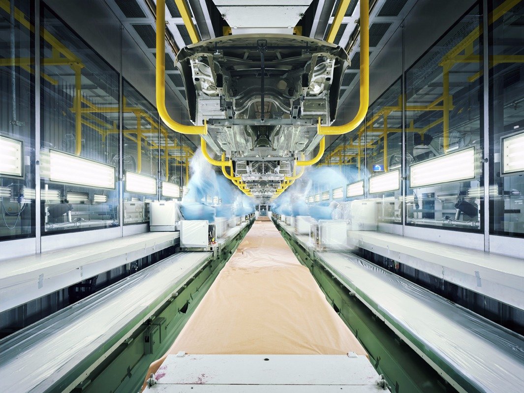 未来感十足!英国摄影师探访宝马生产车间