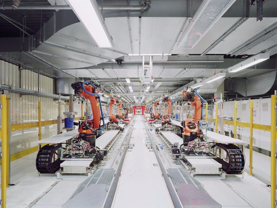 未来感十足!英国摄影师探访宝马生产车间