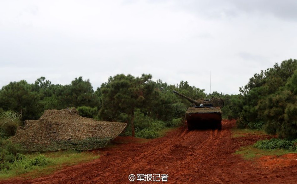 陆战队士兵与战车披伪装作战