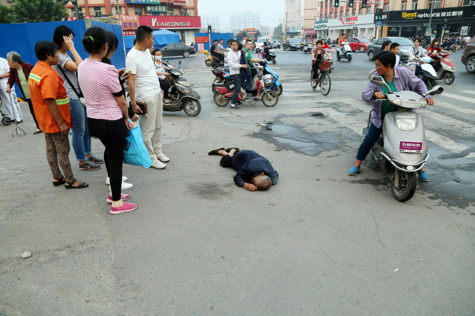 郑州老人倒地市民拍照后搀扶