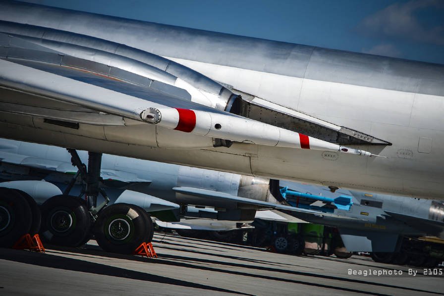 9 做工粗犷的解放军老轰6美图