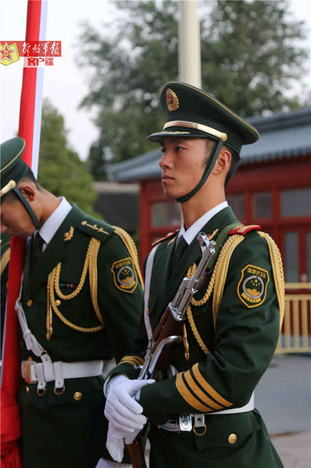 近距离接触国旗护卫队帅气队员