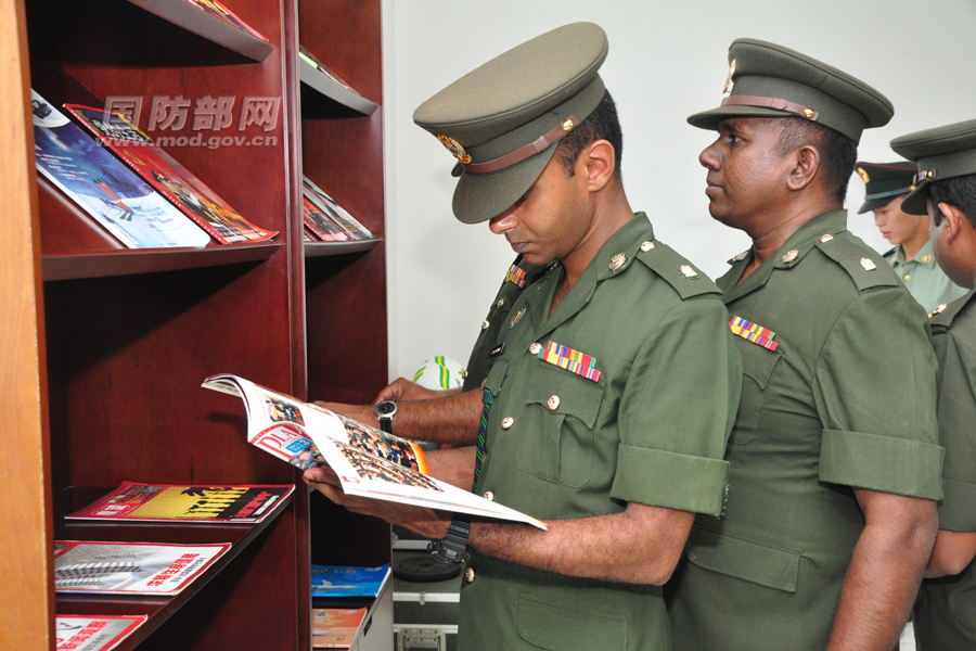 参观连队俱乐部