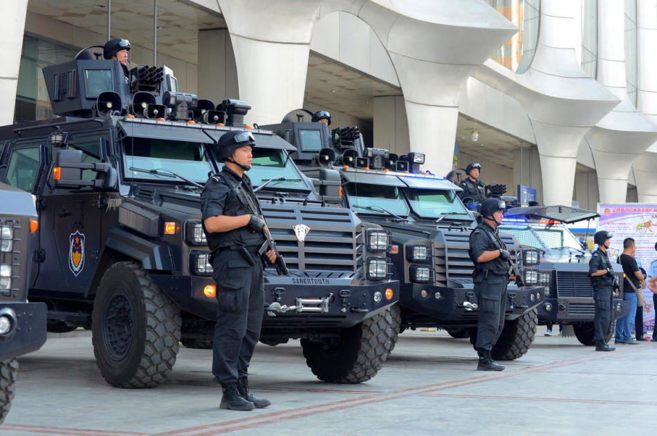 中国多地特警配强悍剑齿虎战车