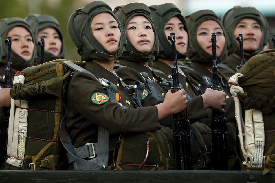 朝鲜阅兵现场女兵舞剑英姿飒爽