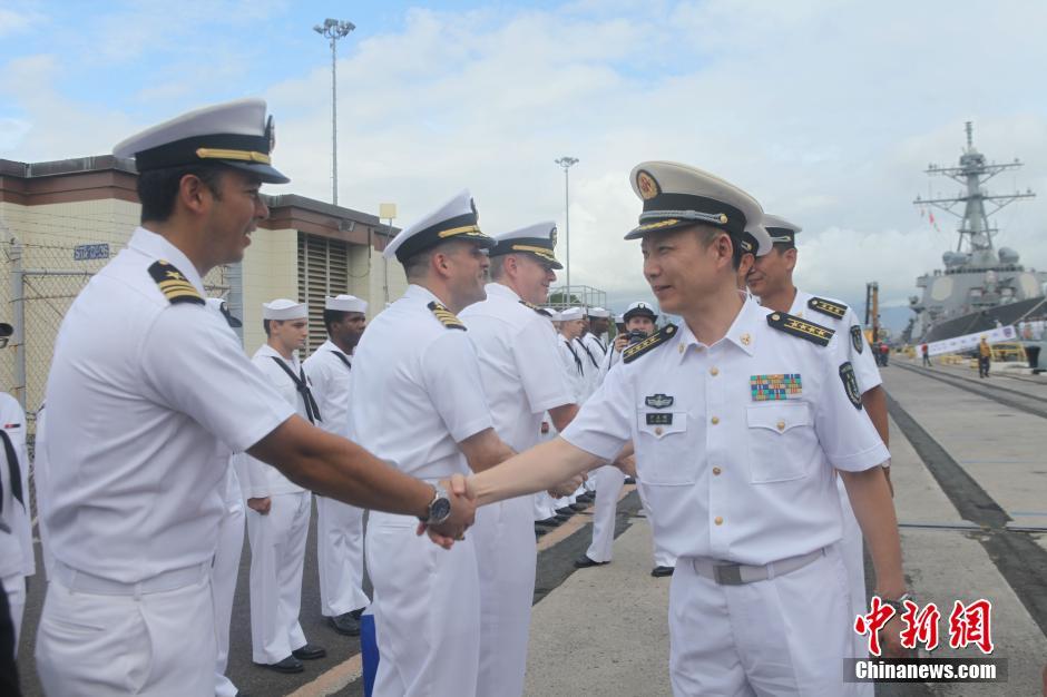 美军日裔司令登上我神盾舰参观