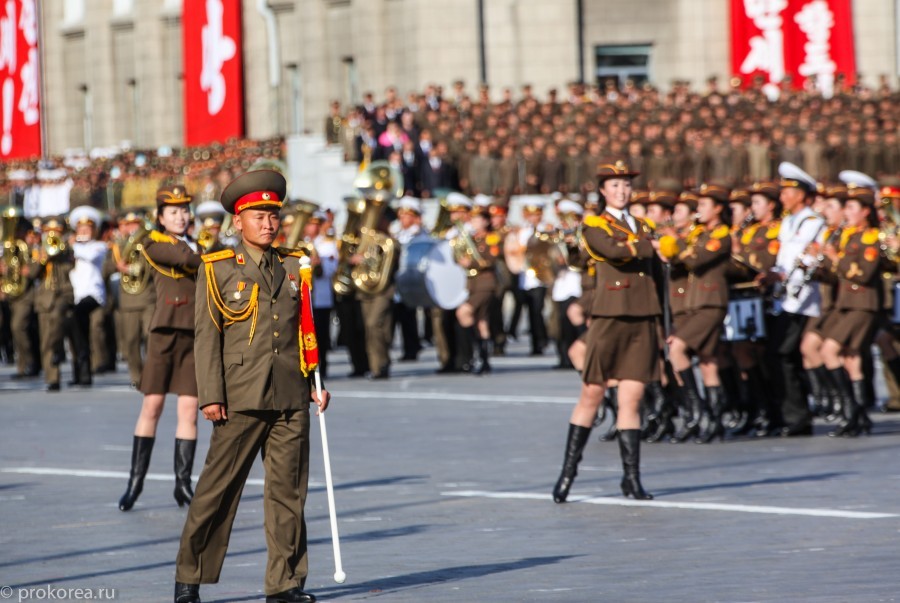 近看朝鲜阅兵式上的女性面孔