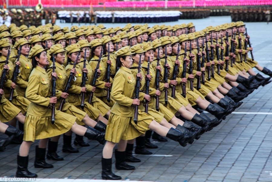 近看朝鲜阅兵式上的女性面孔