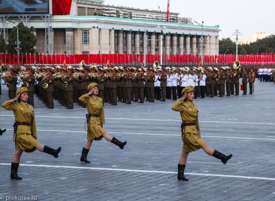 近看朝鲜阅兵式上的女性面孔