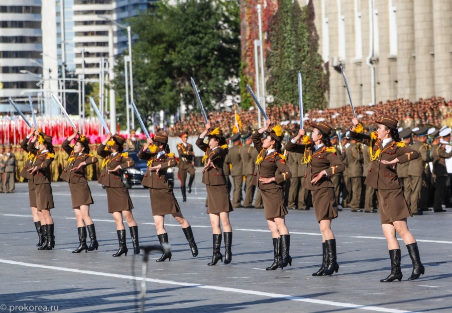 近看朝鲜阅兵式上的女性面孔