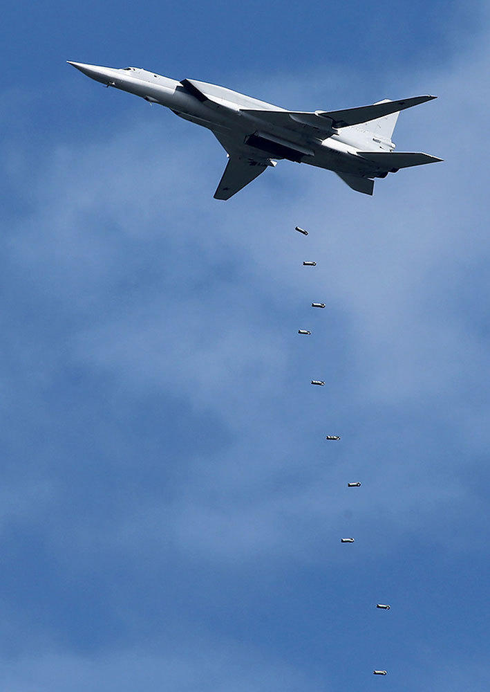 投弹轰炸的图-22m3轰炸机