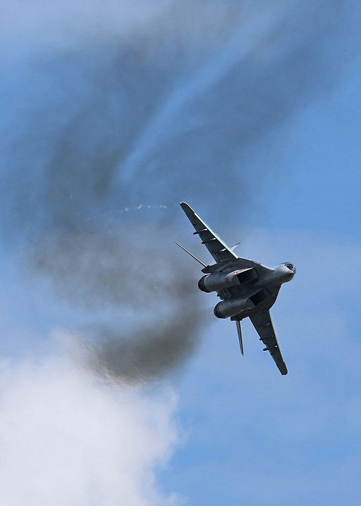 俄军飞行比赛狂炸真战机真坦克