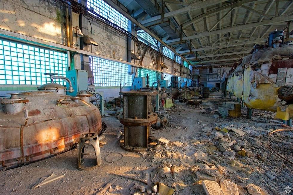 废弃的兵工厂图片