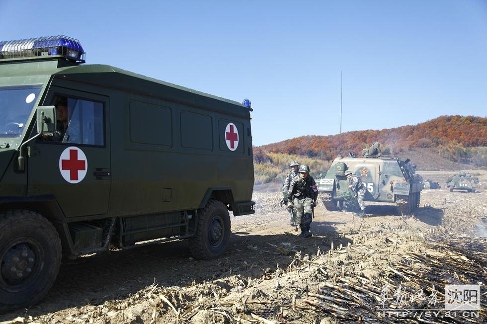 发射迫击炮   步兵战车行进   坦克行进过程扬起烟尘   战场救护车