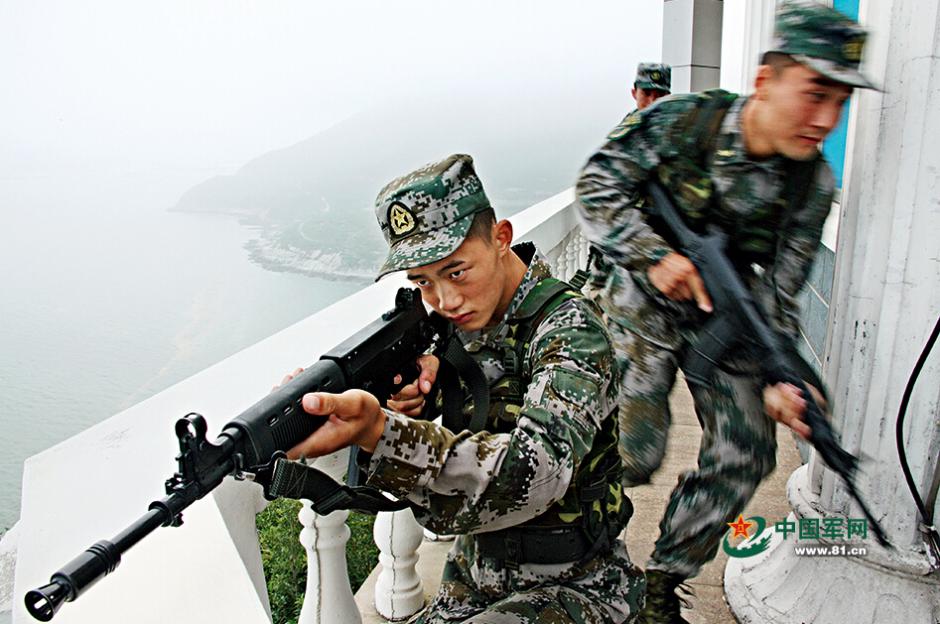 海防要塞女民兵坐打高射机枪