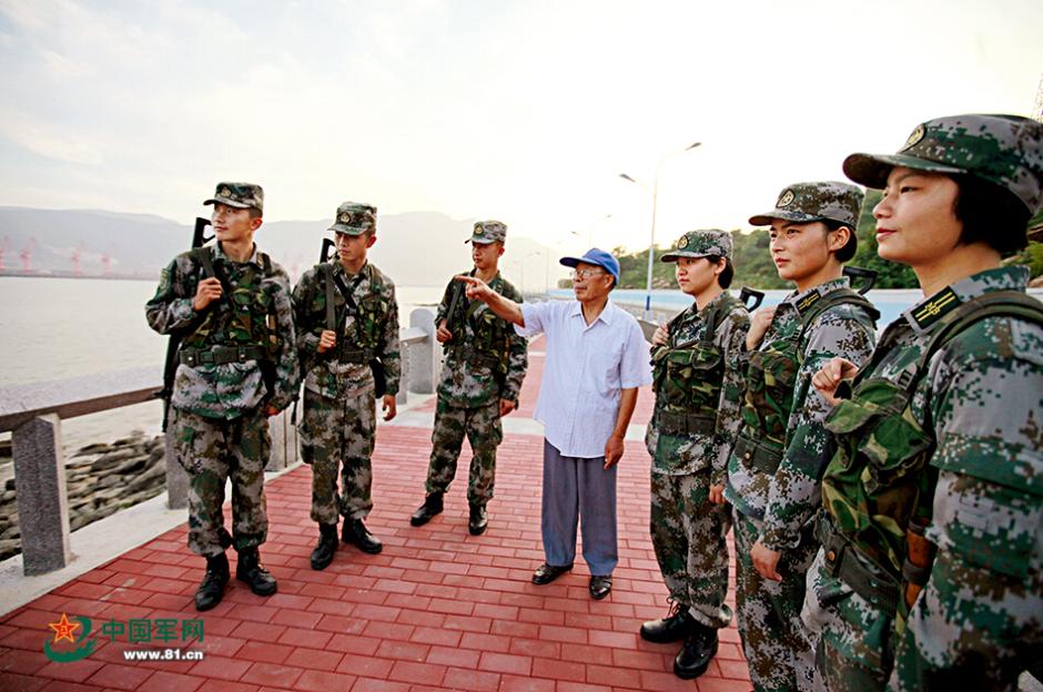 海防要塞女民兵坐打高射机枪