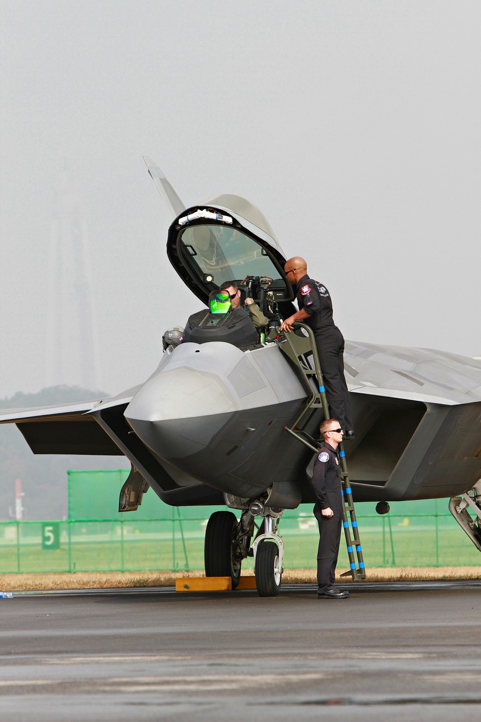 f22矢量尾喷口看得人眼馋