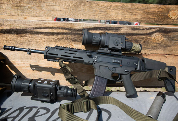 波兰军工雇黑丝美女推销步枪