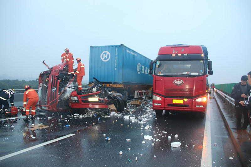 浙江高速三辆卡车发生连环追尾