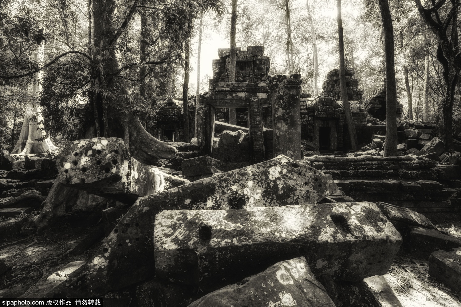 柬埔寨废弃寺庙充满永恒时间的废墟