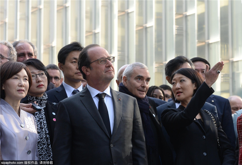 奥朗德参观韩国梨花女子大学与法国留学女学生自拍