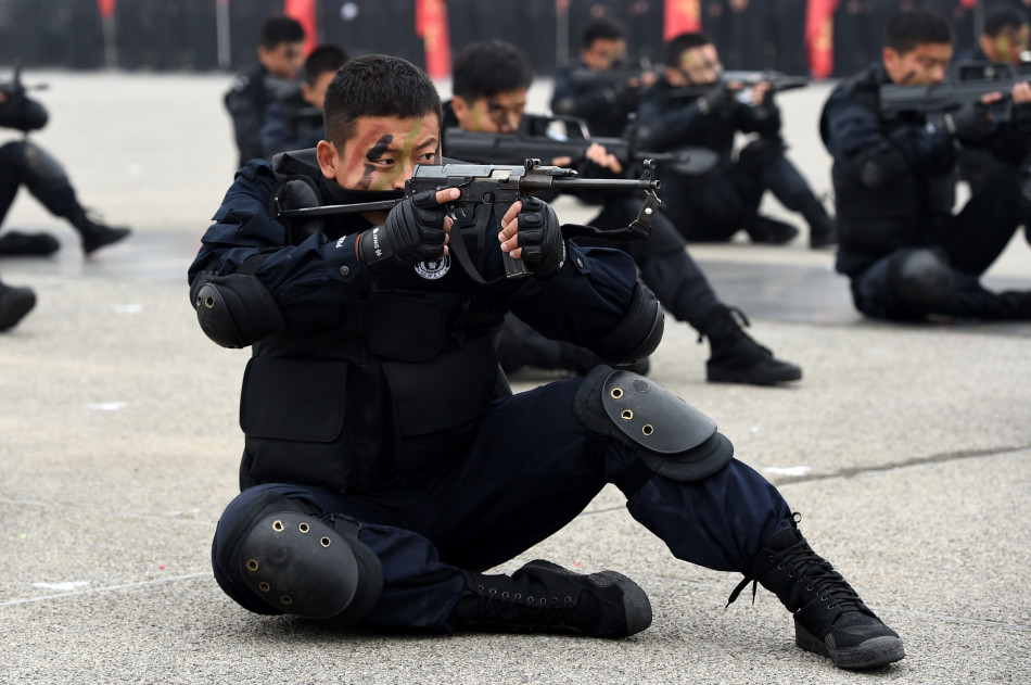 郑州警方盾牌阵对付恐怖行为