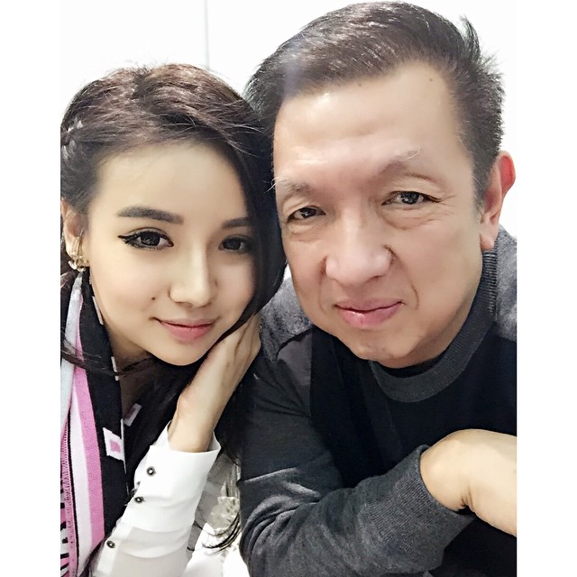 西甲华裔富商千金合影c罗小贝 美颜长腿吸睛