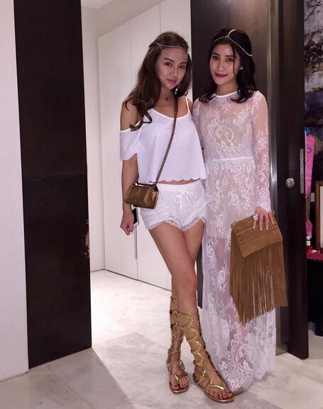 西甲华裔富商千金合影c罗小贝 美颜长腿吸睛