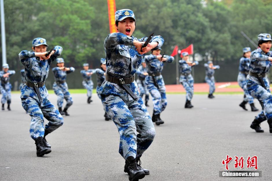 武汉空军开放小学生体验重机枪