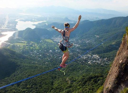 美国女子穿高跟鞋840米高空走钢丝