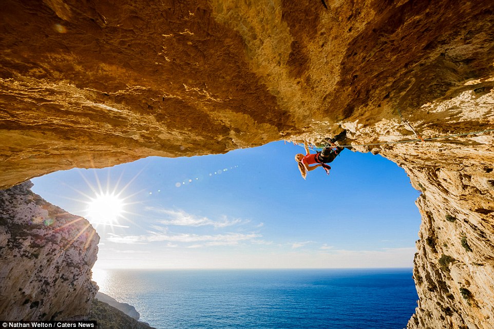 美女子峭壁边尝试后仰式休息