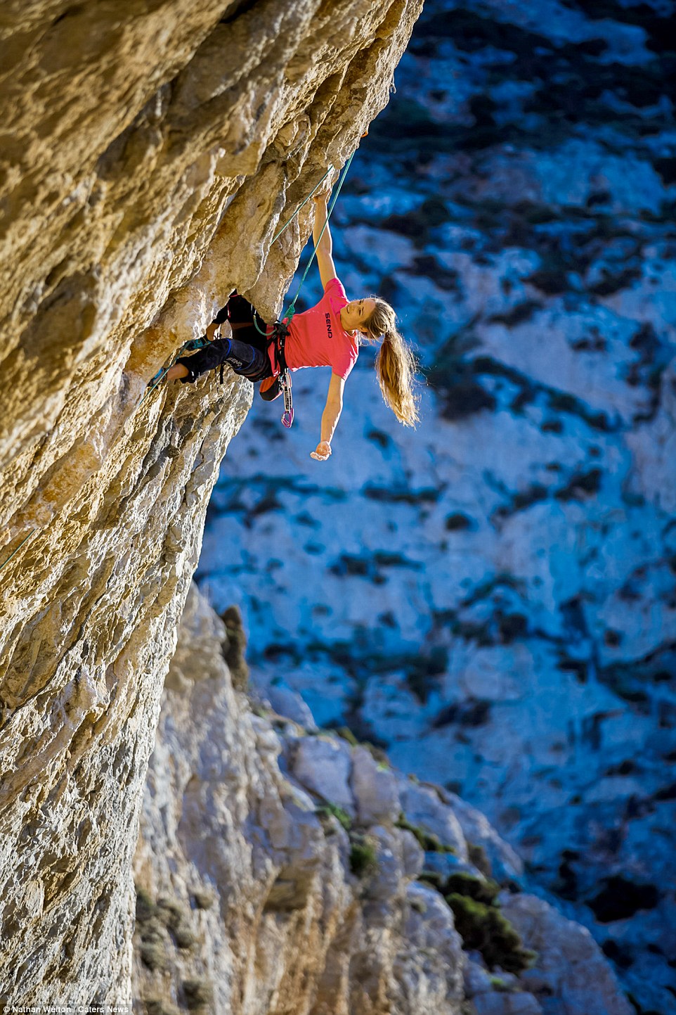 美女子峭壁边尝试后仰式休息