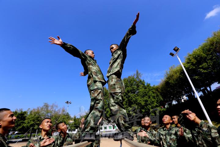 武警新兵练胆玩信任背摔