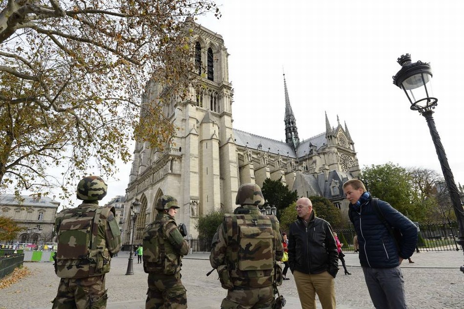法国警察持70年代老步枪巡逻