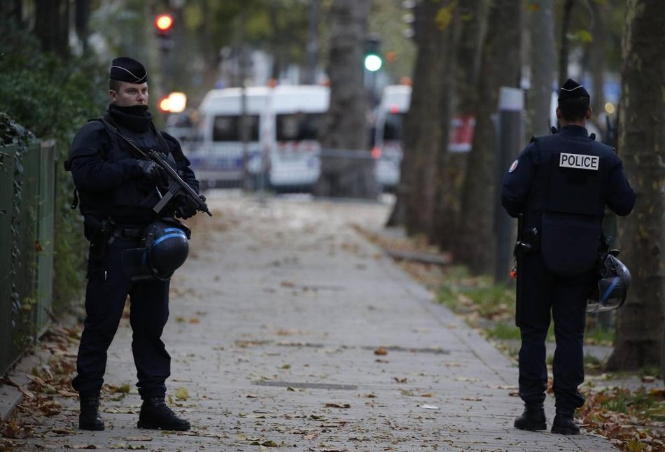 法国警察持70年代老步枪巡逻