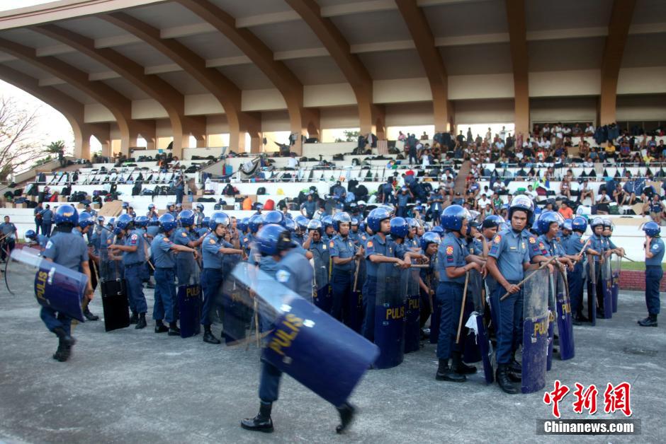 菲律宾国家警察(pnp)在马尼拉市中心设立的营地内,大批警员手持盾牌列