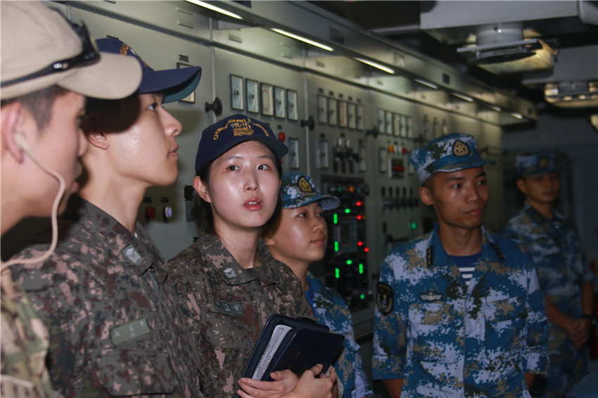 中韩海军联合演练女兵互相交流