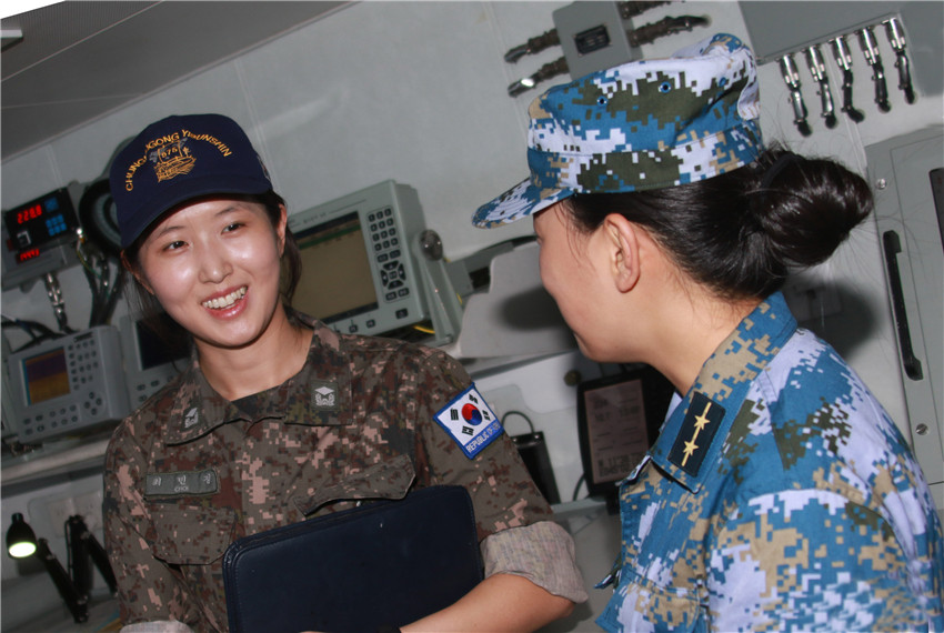 中韩海军护航舰艇亚丁湾海域举行联合演练