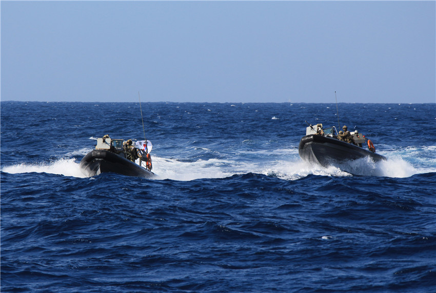 中韩海军联合演练女兵互相交流