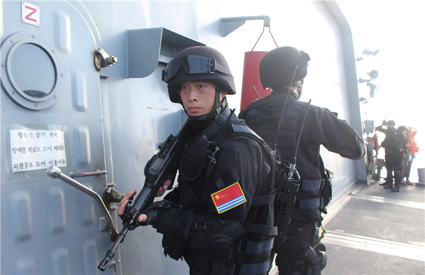 中韩海军联合演练女兵互相交流