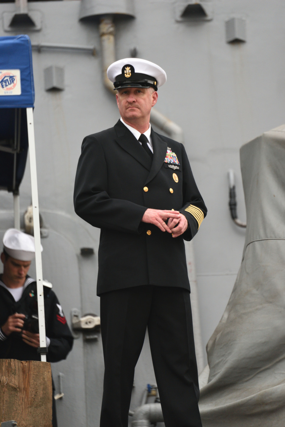 美军访华宙斯盾舰女兵展露微笑