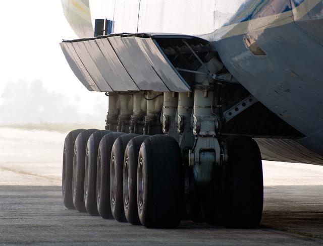 由于重量和体积都大得惊人,安-225运输机的起落架设计得也非常华丽