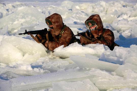 哨兵零下30度冰堆站岗满面冰霜如白眉大侠