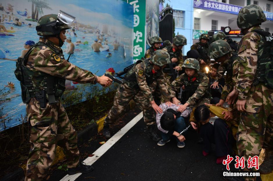 武警击毙持枪拒捕嫌犯现场