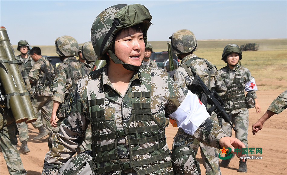在演习现场的女军医.特约记者吴苏琳 摄  13/26 隐藏描述
