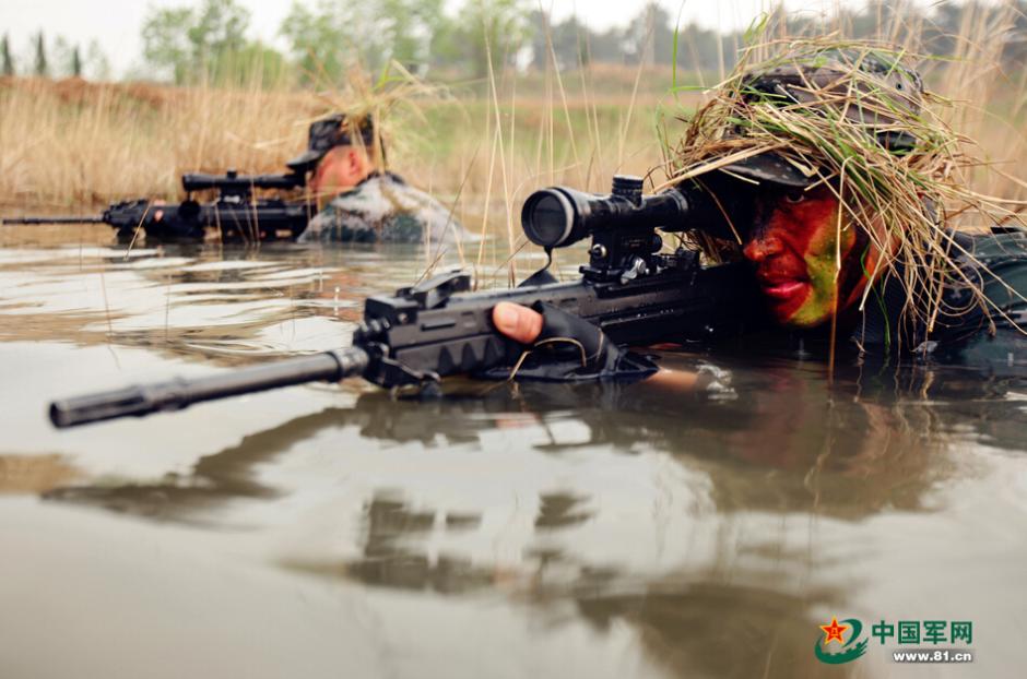 解放军侦察兵狙击手伪装专业