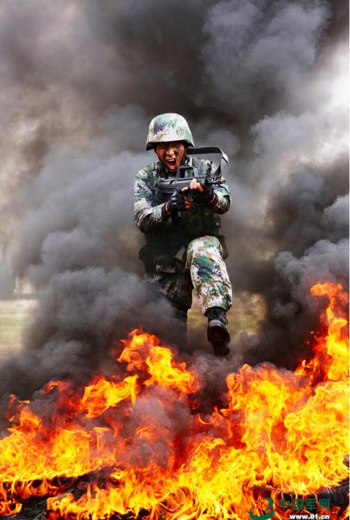 解放军侦察兵狙击手伪装专业