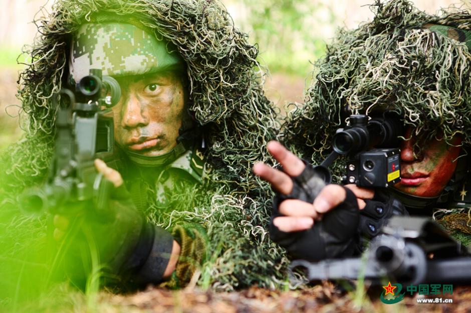 解放军侦察兵狙击手伪装专业
